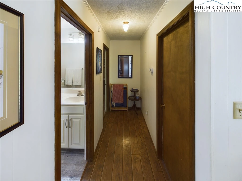Image number 9 for the current listing