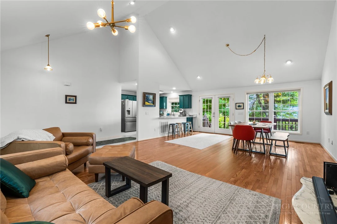 Image number 7 for the current listing