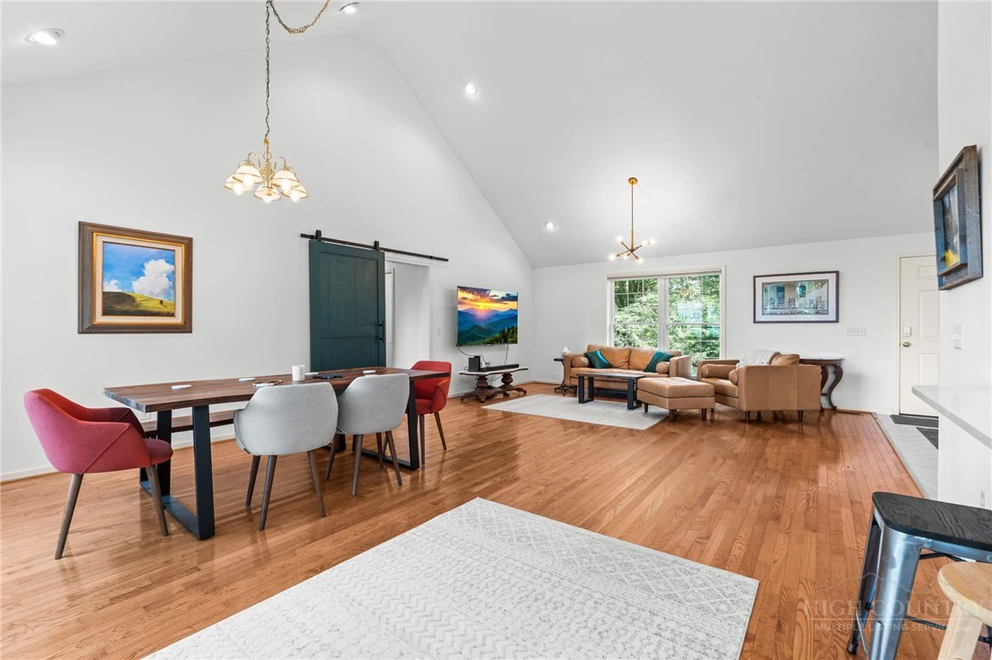 Image number 10 for the current listing