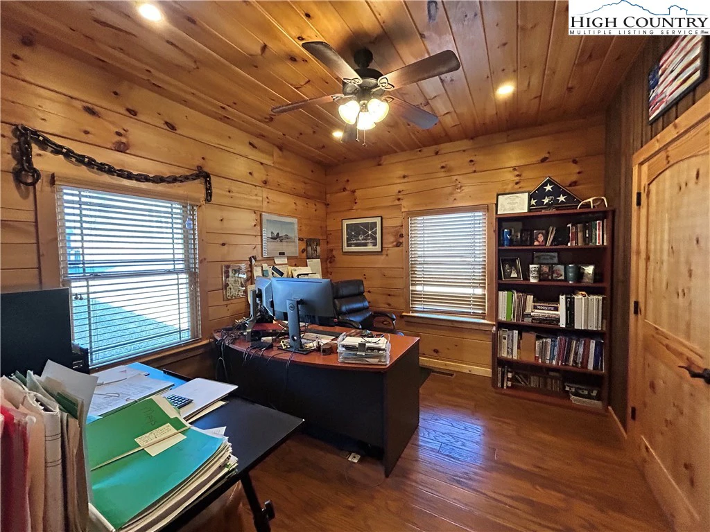 Image number 4 for the current listing