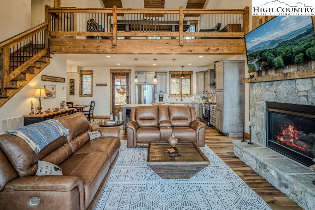 Image number 14 for the current listing