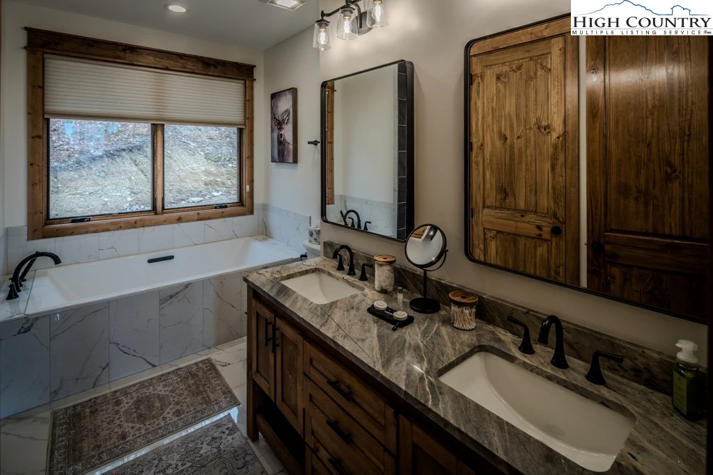 Image number 2 for the current listing