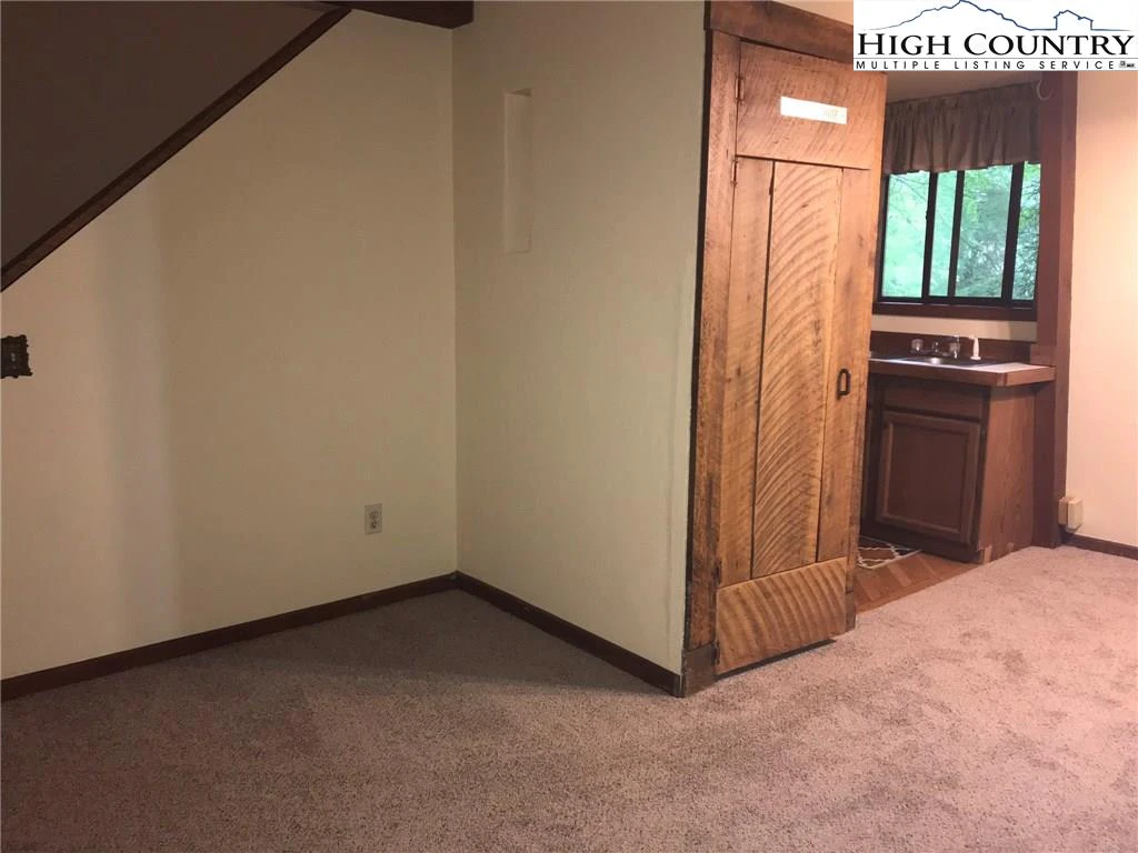Image number 4 for the current listing