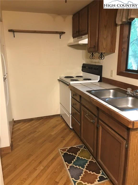Image number 5 for the current listing