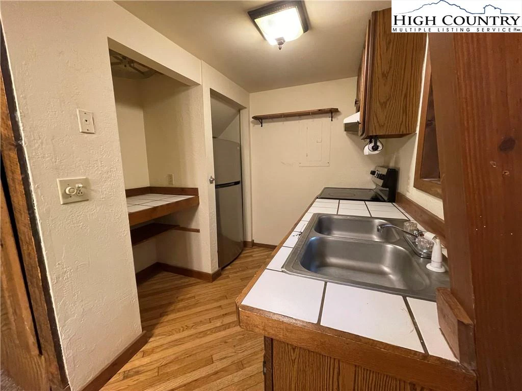Image number 8 for the current listing