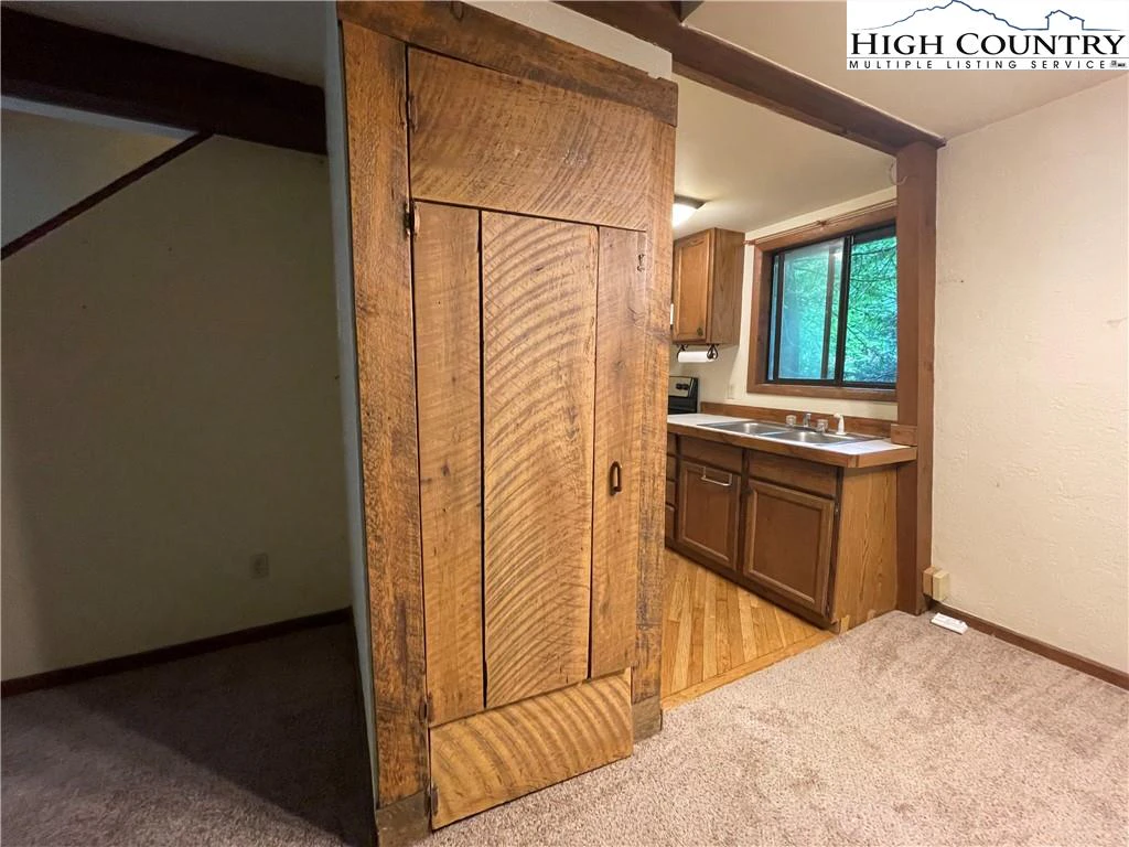 Image number 9 for the current listing