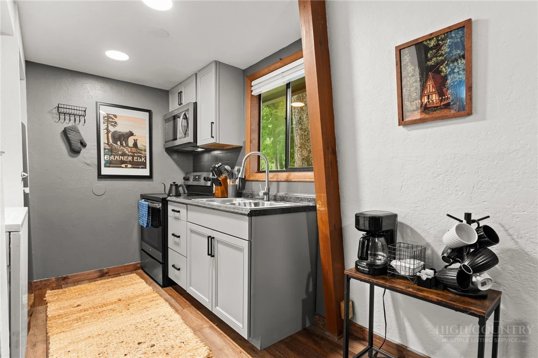 Image number 9 for the current listing