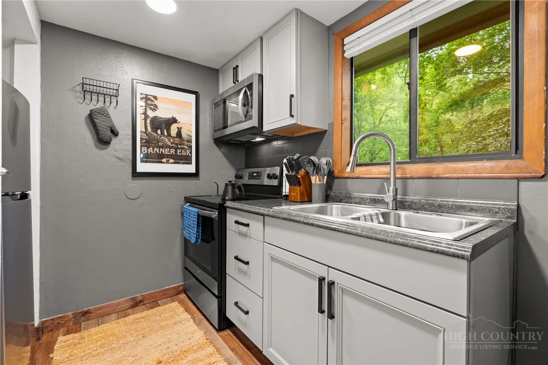 Image number 8 for the current listing