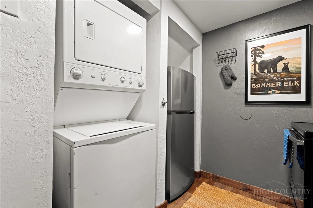 Image number 11 for the current listing