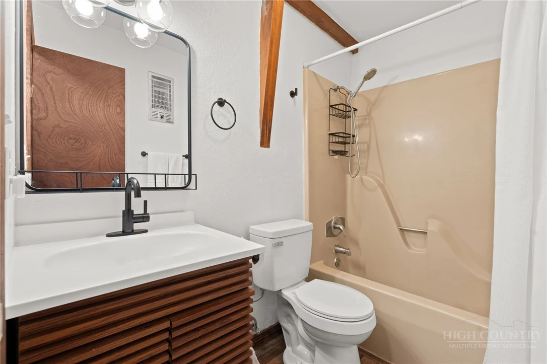 Image number 17 for the current listing
