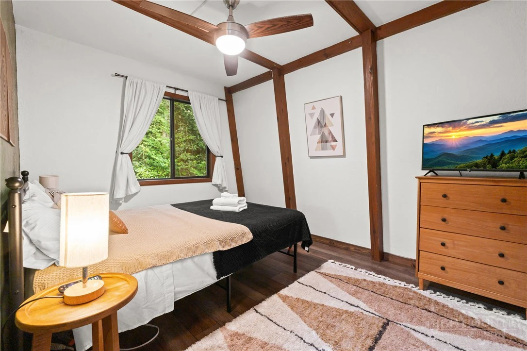Image number 16 for the current listing
