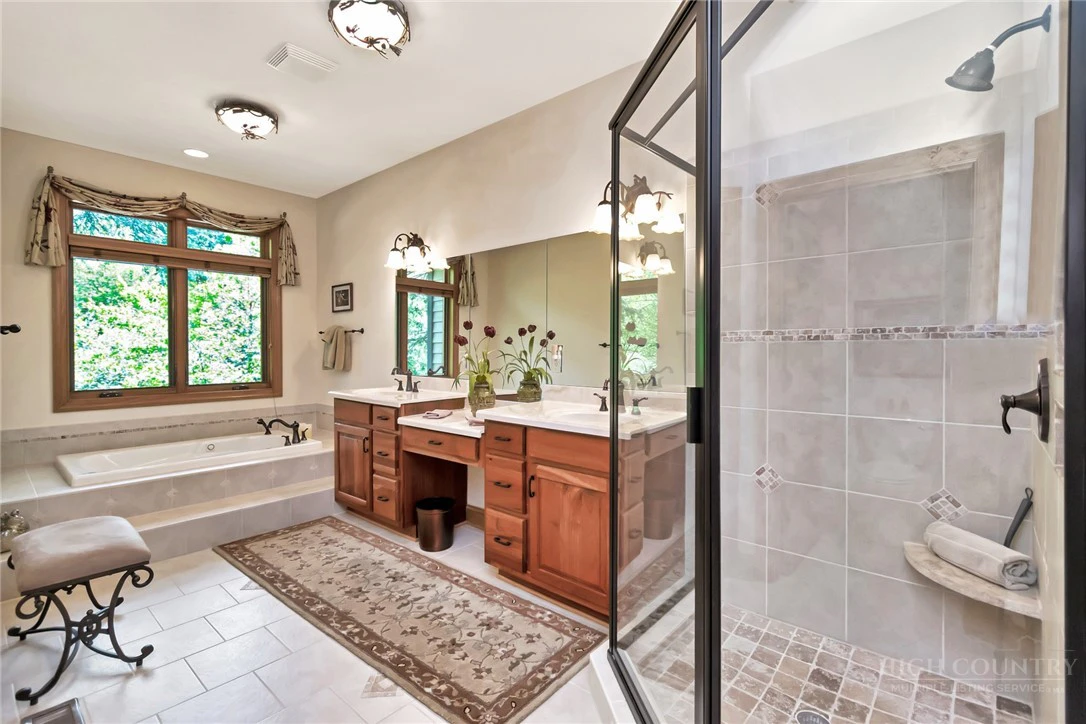 Image number 18 for the current listing