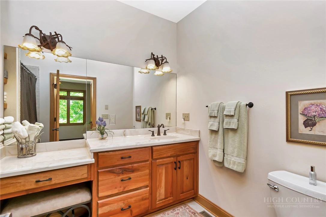 Image number 19 for the current listing