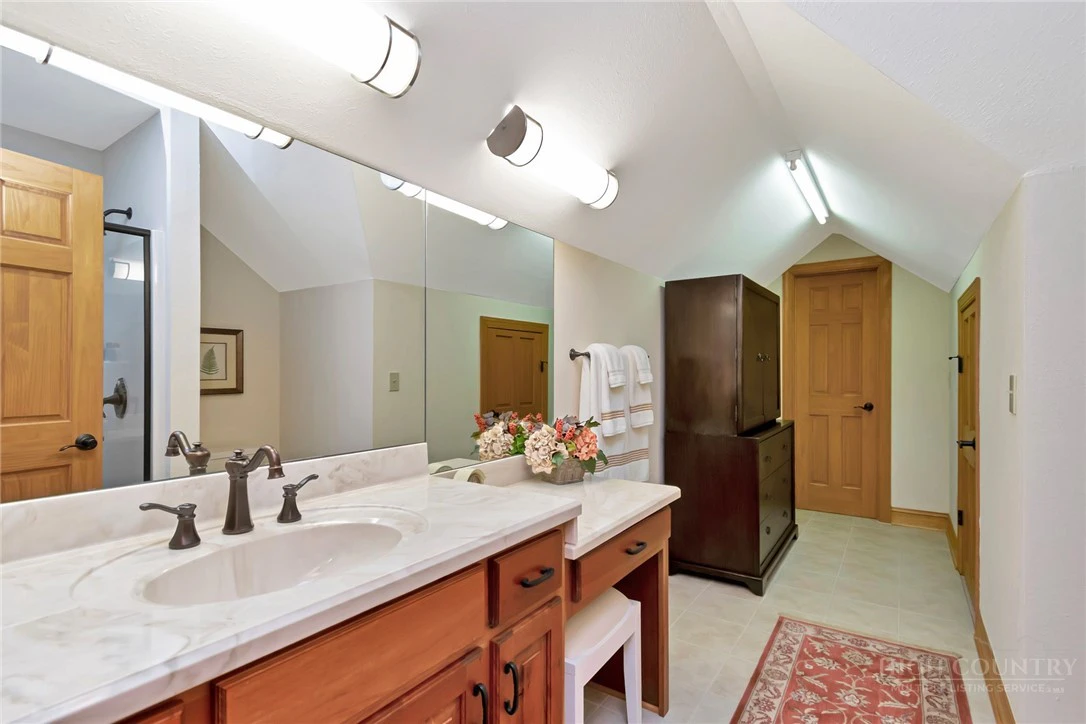 Image number 8 for the current listing