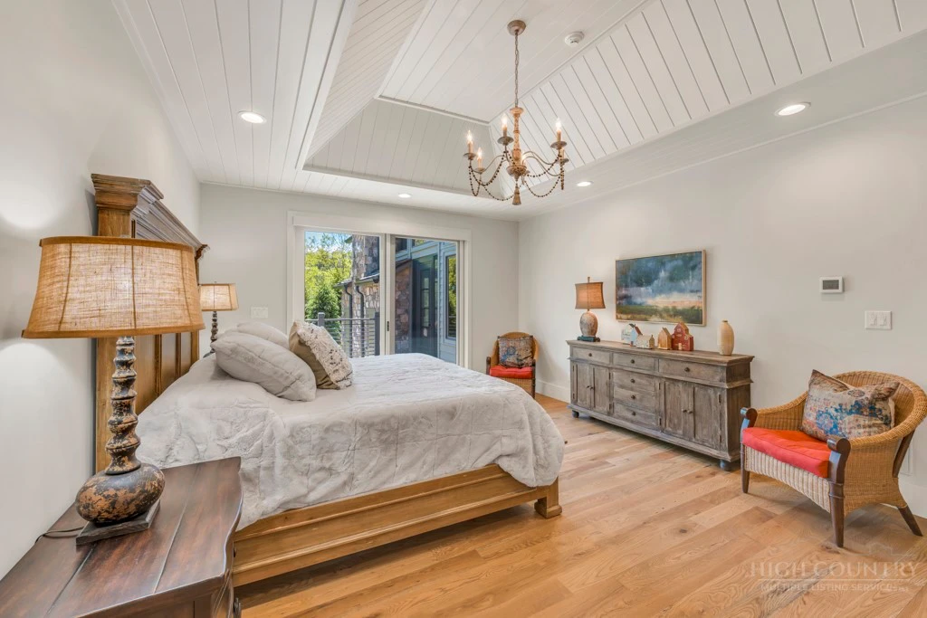Image number 5 for the current listing