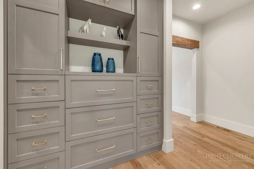 Image number 8 for the current listing