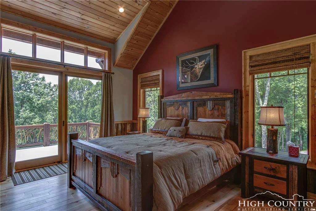 Image number 4 for the current listing