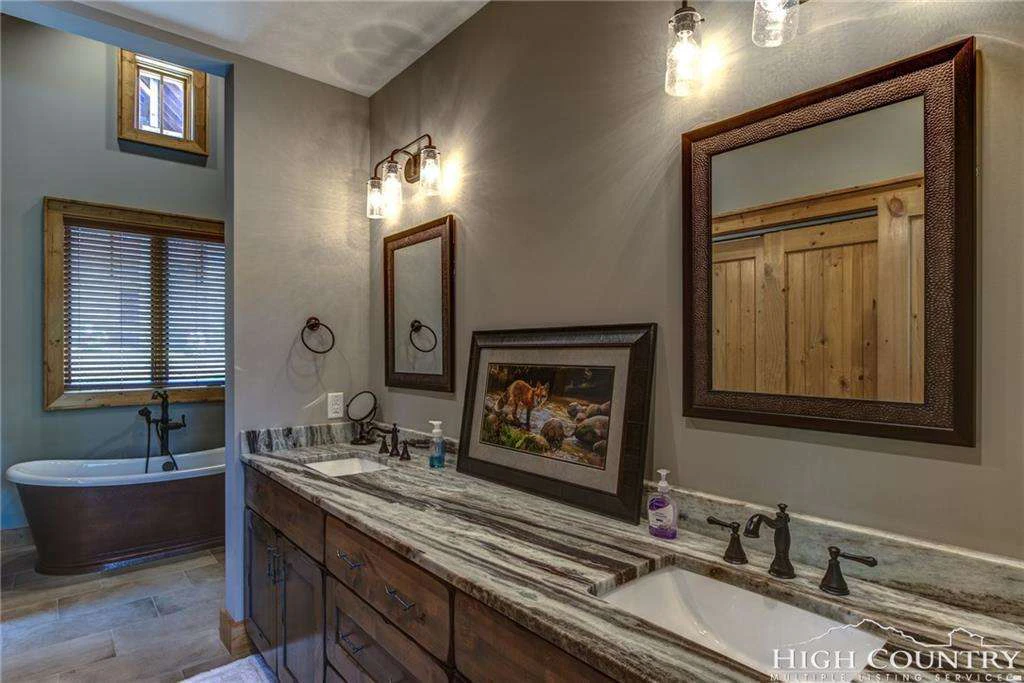 Image number 7 for the current listing