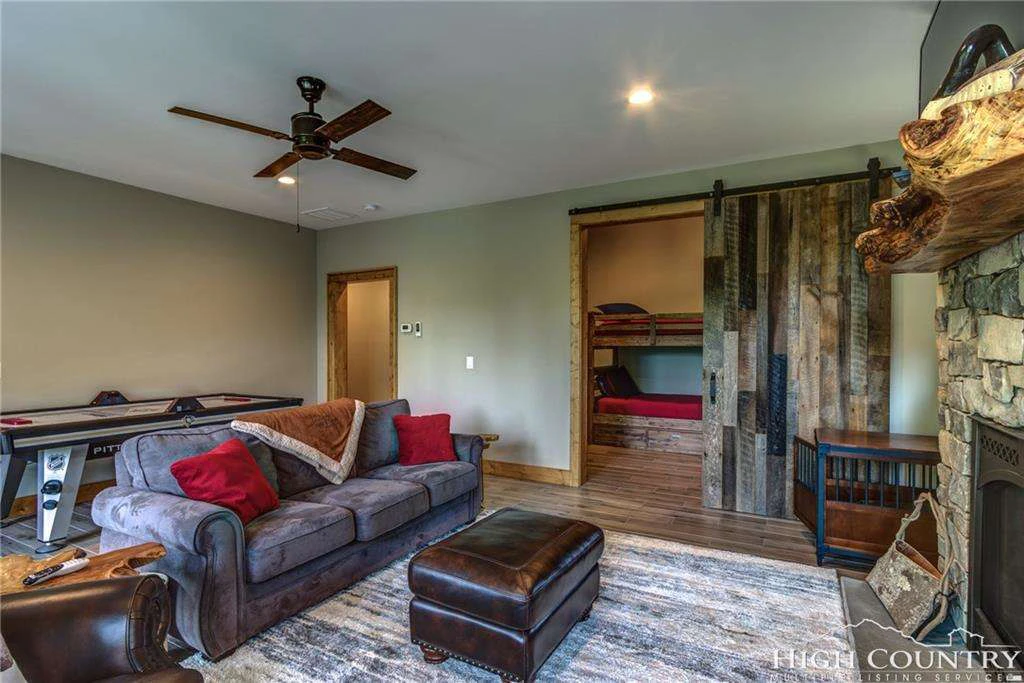 Image number 11 for the current listing