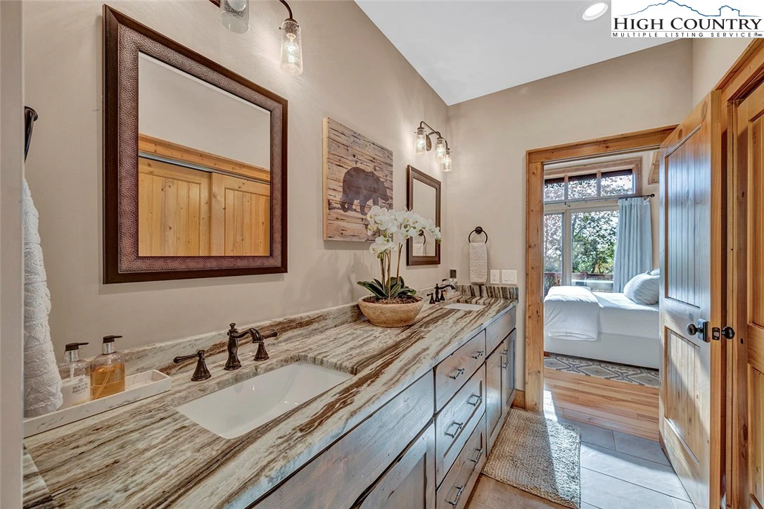 Image number 11 for the current listing