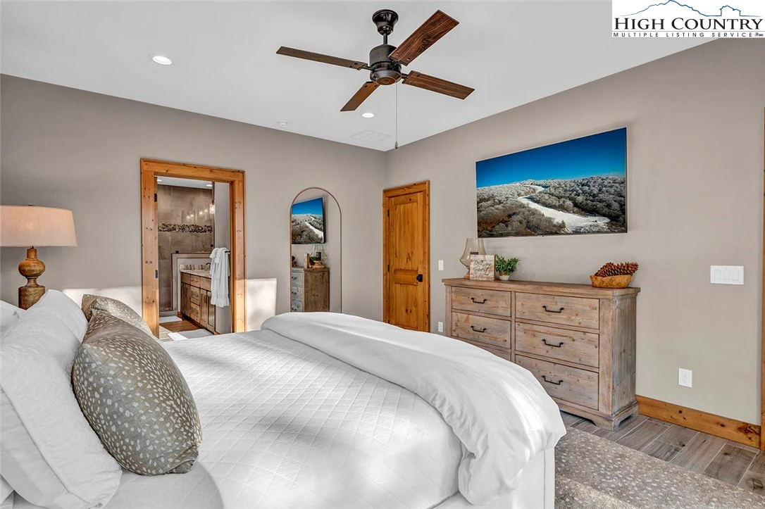 Image number 9 for the current listing