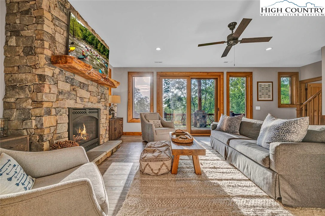 Image number 7 for the current listing