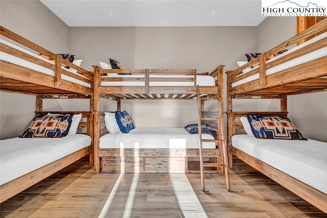 Image number 6 for the current listing