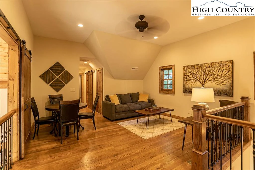 Image number 4 for the current listing