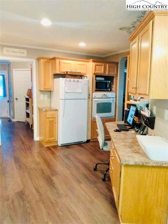 Image number 13 for the current listing