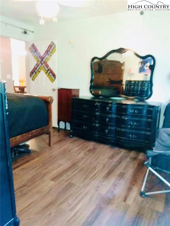 Image number 5 for the current listing