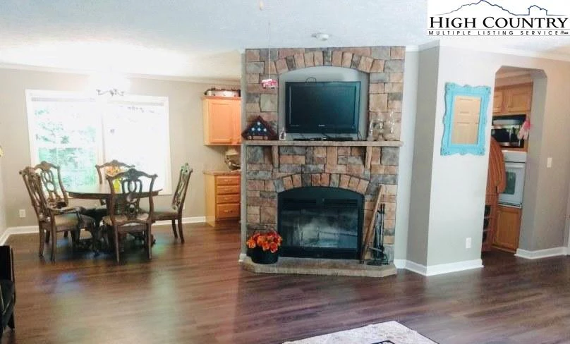 Image number 17 for the current listing