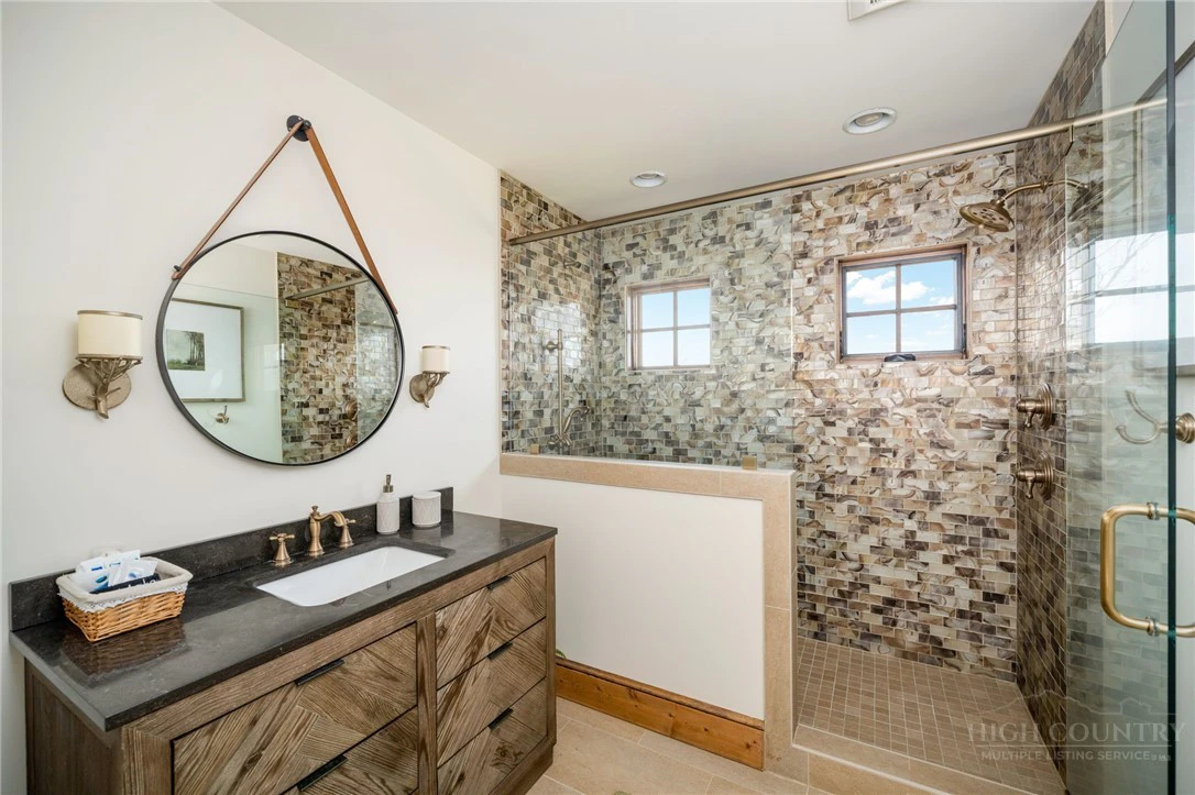 Image number 7 for the current listing