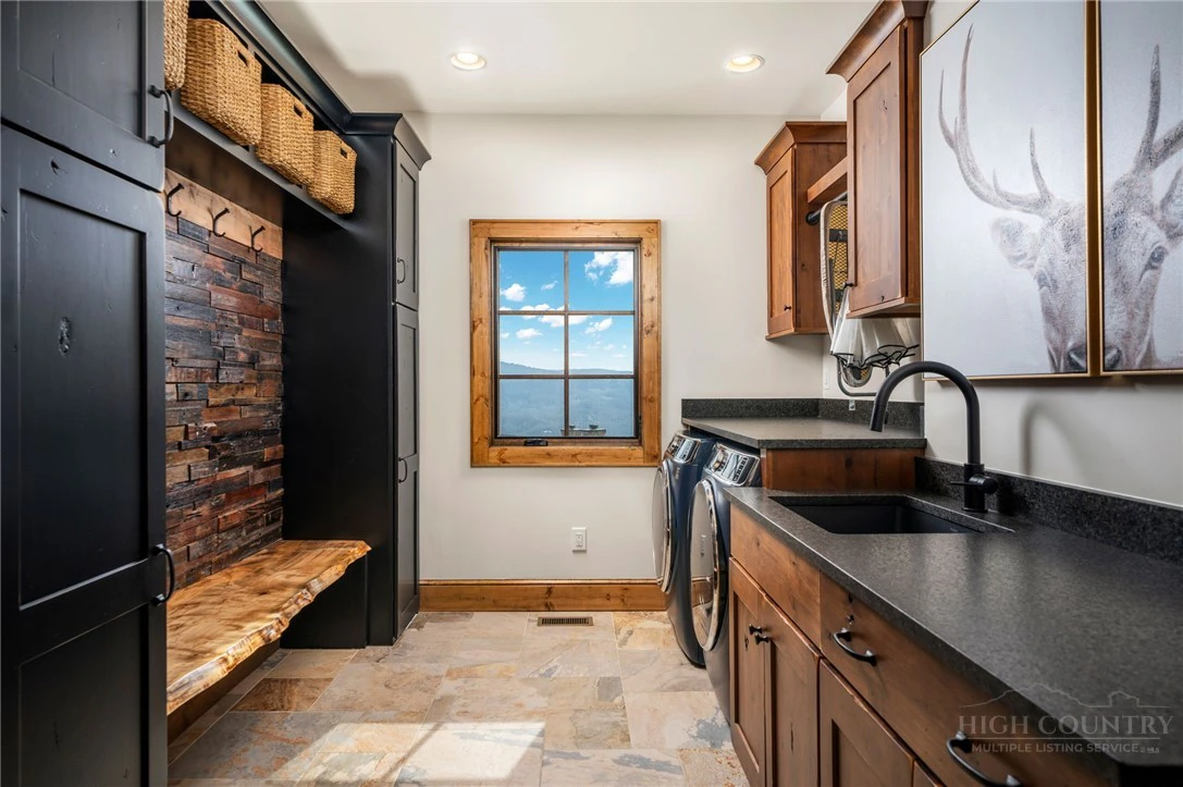 Image number 11 for the current listing