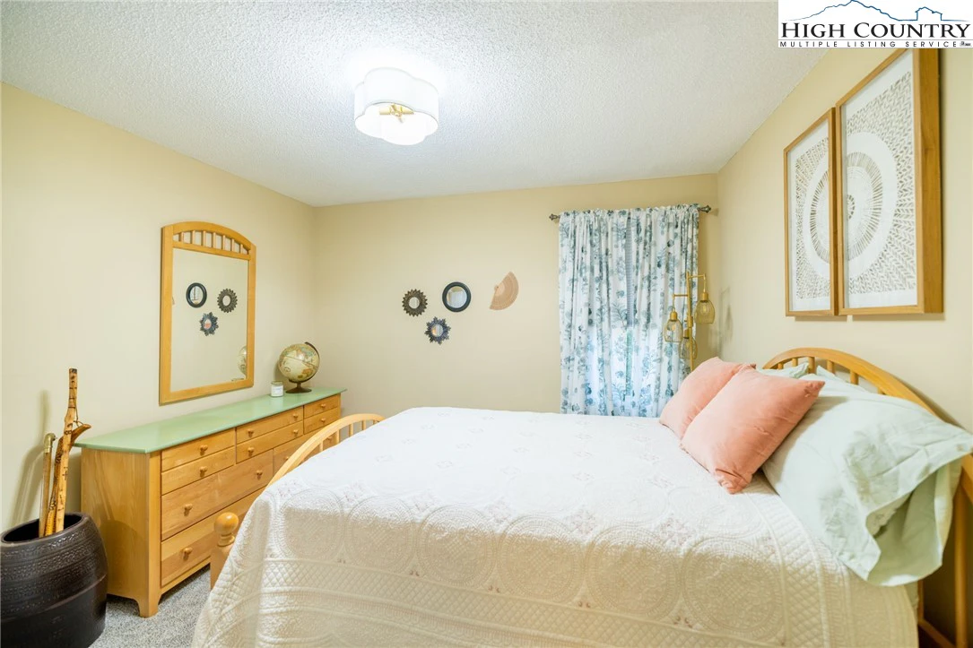 Image number 6 for the current listing