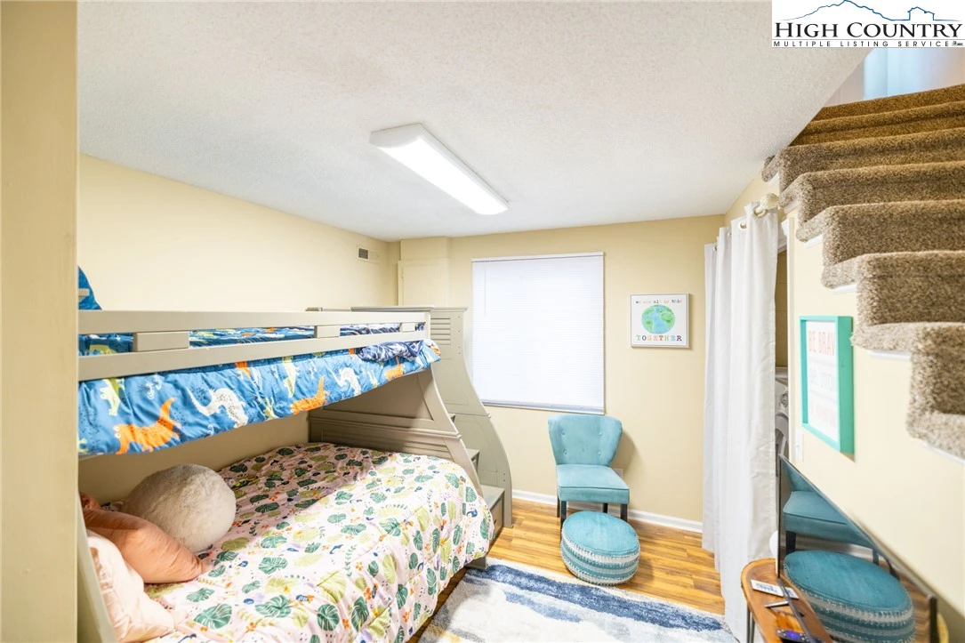 Image number 13 for the current listing