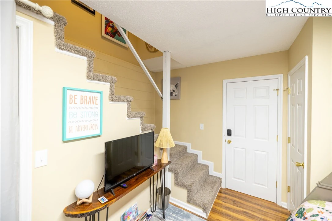 Image number 14 for the current listing