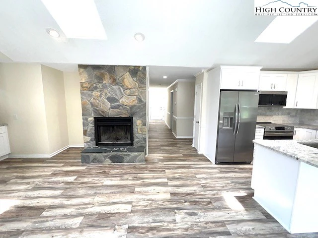 Image number 18 for the current listing