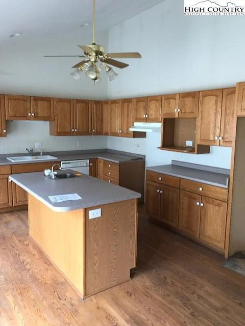 Image number 14 for the current listing