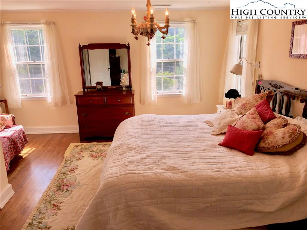 Image number 14 for the current listing
