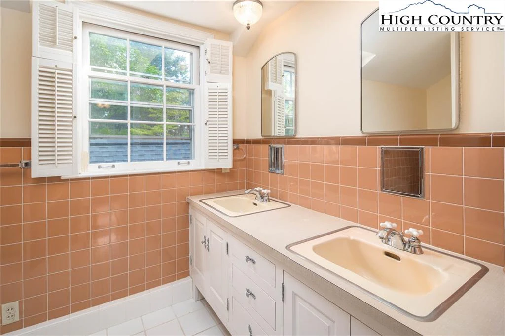 Image number 5 for the current listing