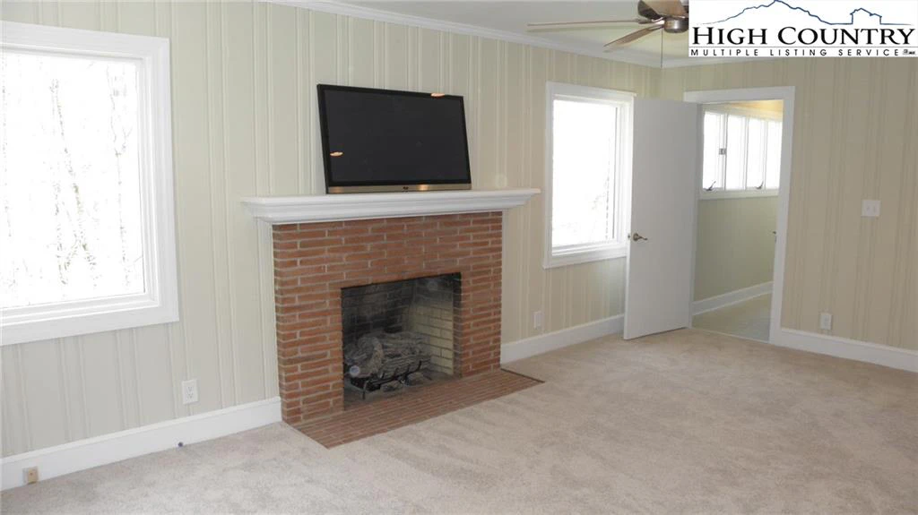 Image number 11 for the current listing