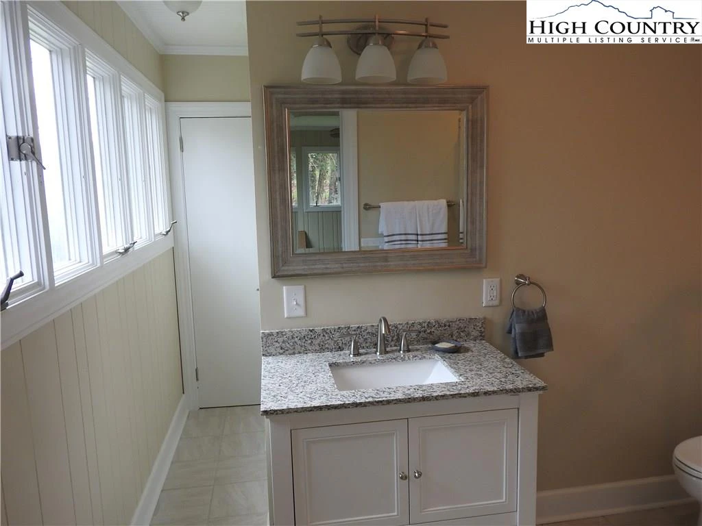 Image number 13 for the current listing