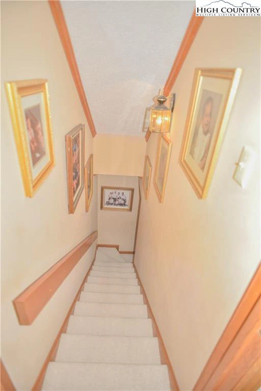 Image number 15 for the current listing