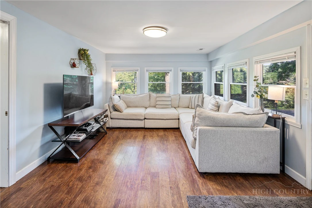 Image number 3 for the current listing