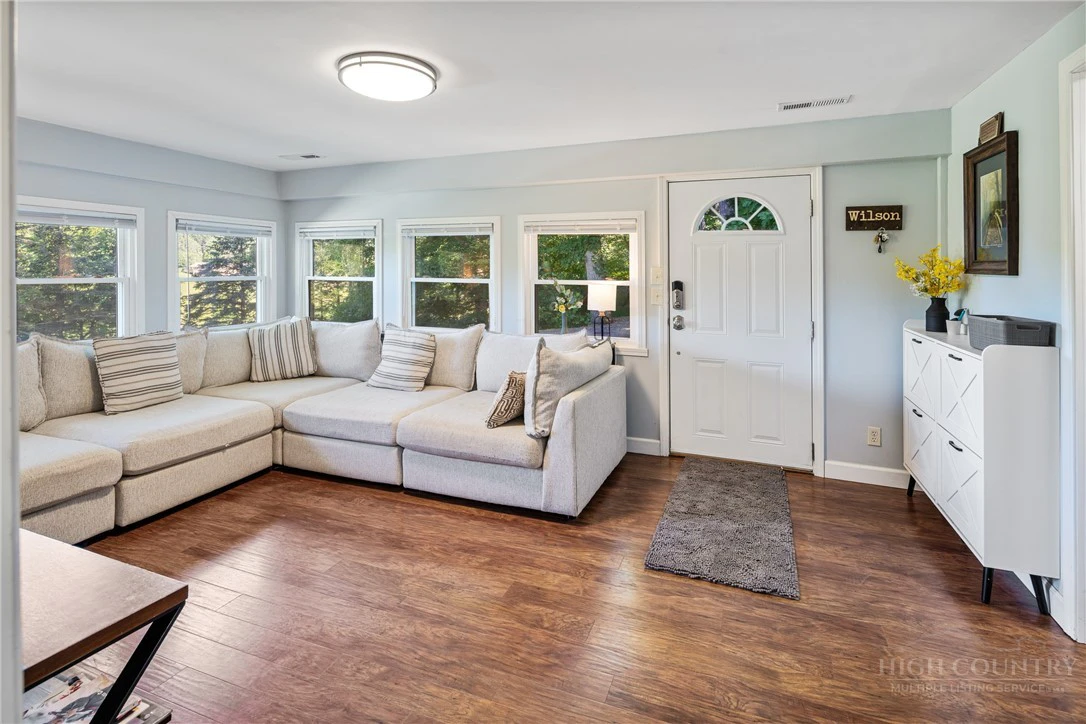 Image number 4 for the current listing