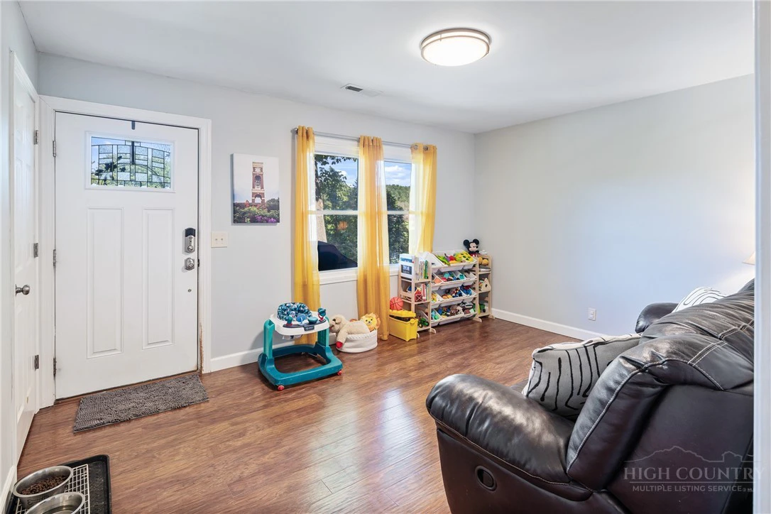 Image number 11 for the current listing