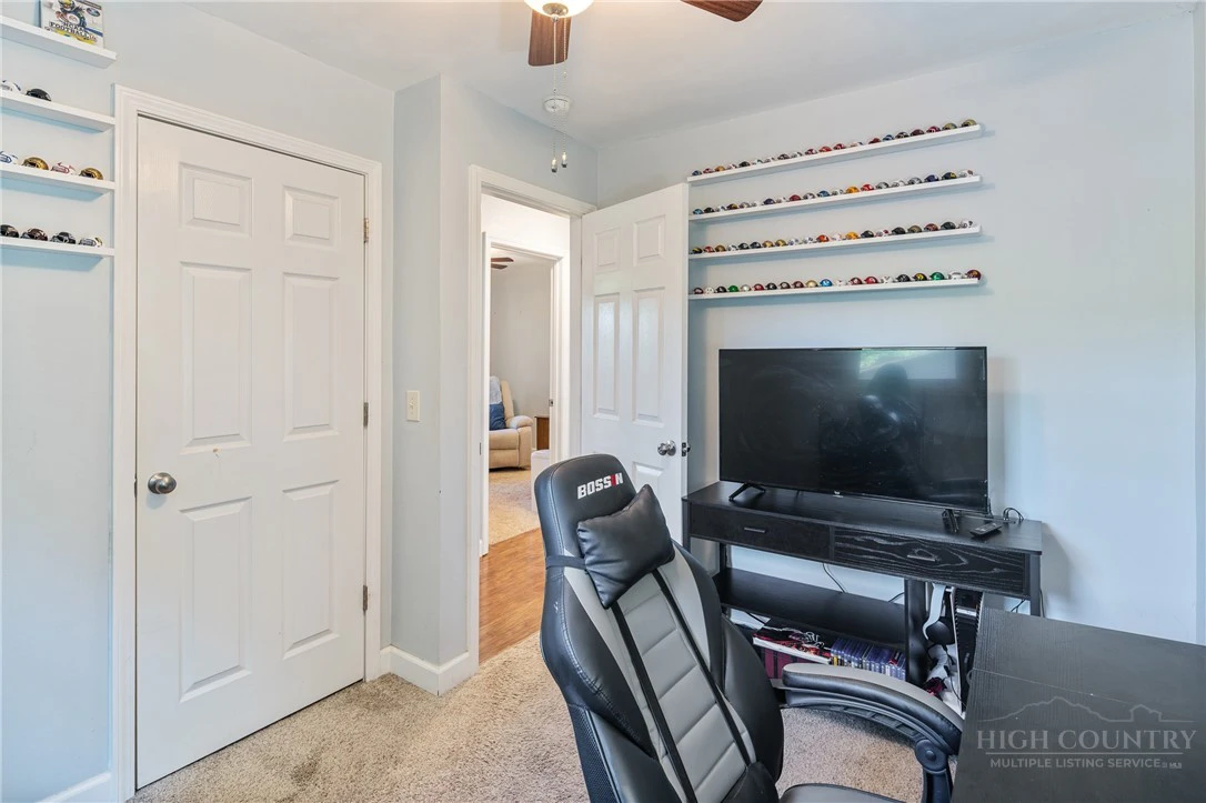 Image number 15 for the current listing