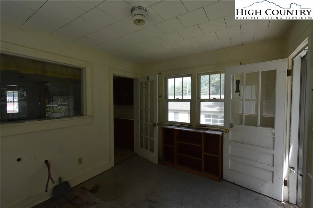 Image number 18 for the current listing