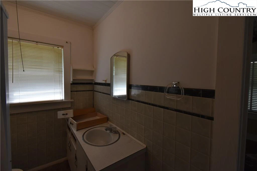 Image number 11 for the current listing