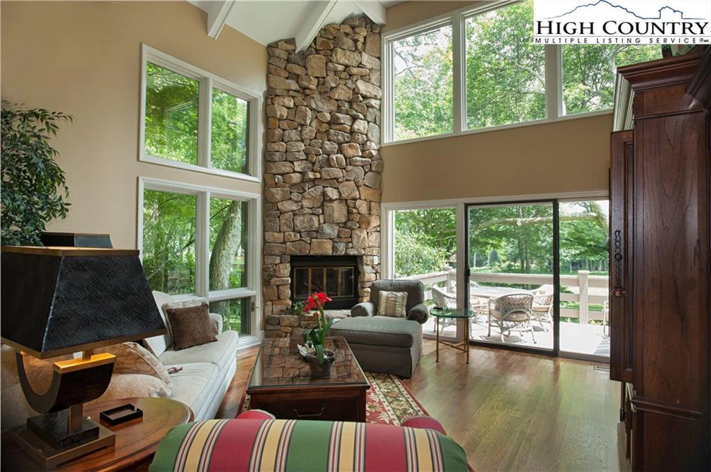 Image number 1 for the current listing